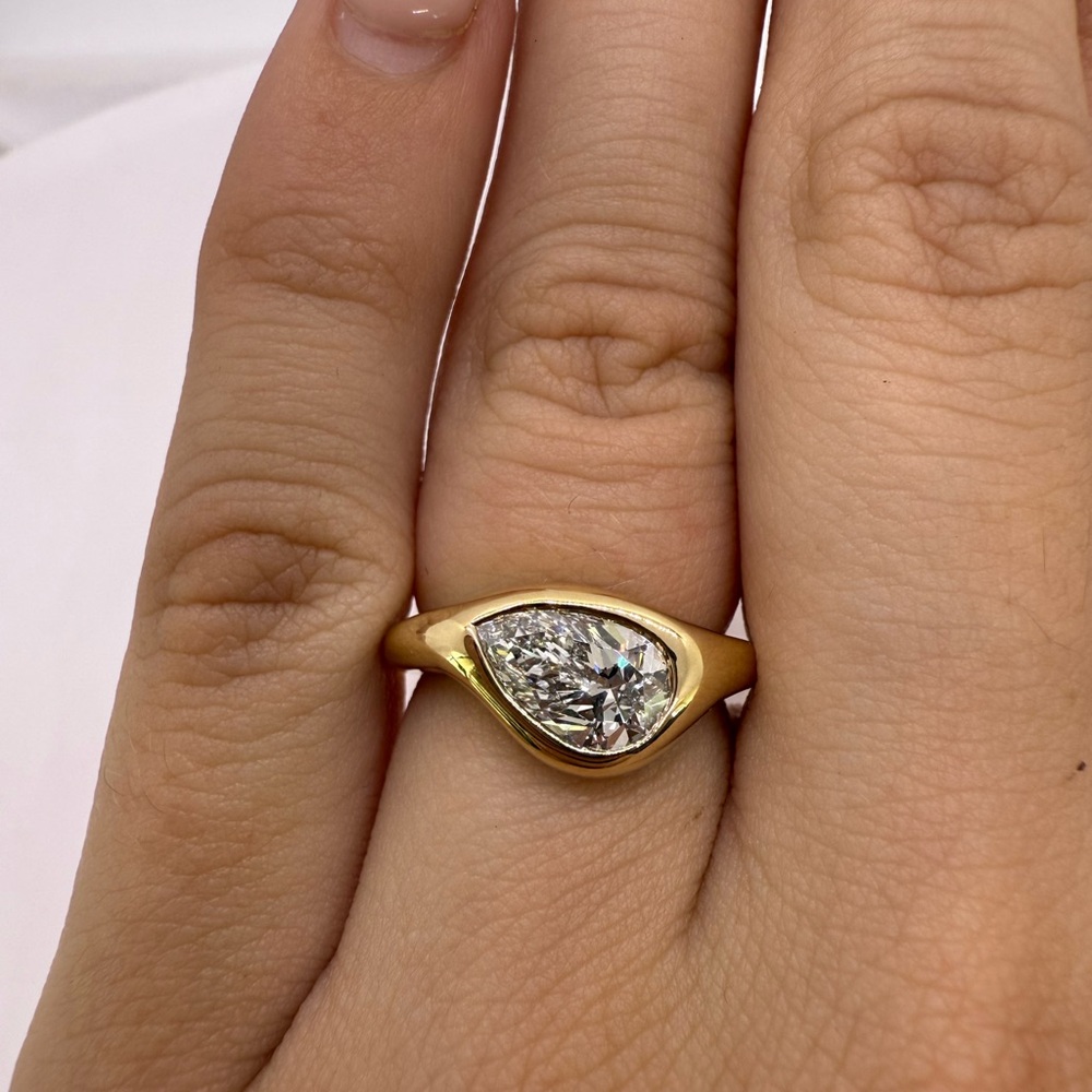 1.00 carat D VS1 pear lab grown diamond inlaid east west bezel ring engagement